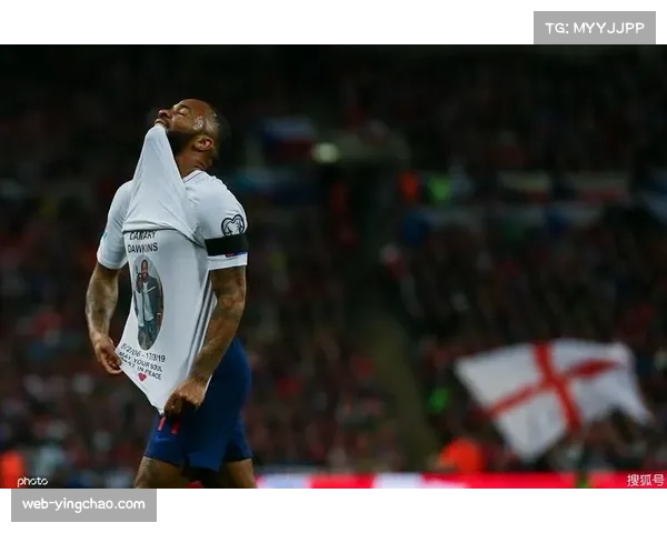 暖心一幕：南特主场球迷在第10分钟起立鼓掌，致敬因病去世的10号旧将